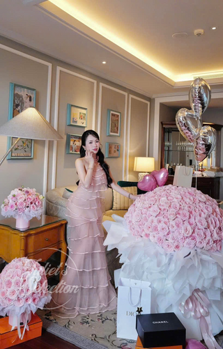 B425 PORTRAIT IN RUFFLES