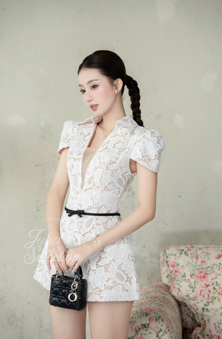 B526 V-Neck Floral Romper
