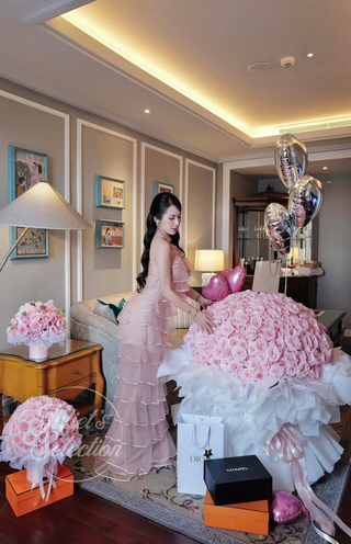 B425 PORTRAIT IN RUFFLES