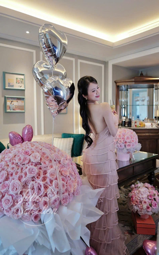 B425 PORTRAIT IN RUFFLES