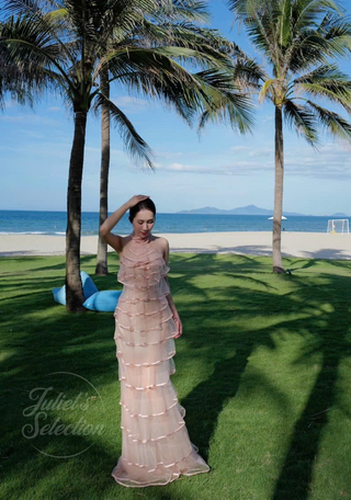 B425 PORTRAIT IN RUFFLES