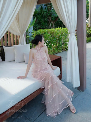 B425 PORTRAIT IN RUFFLES