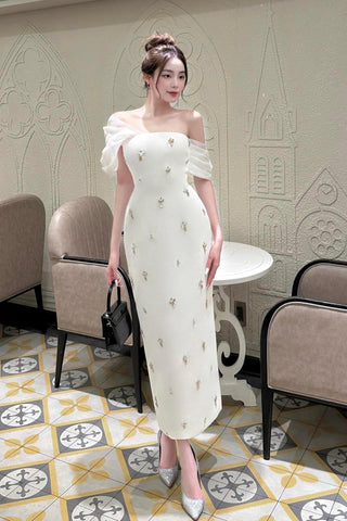 B051 LADY IN ROMANCE DRESS